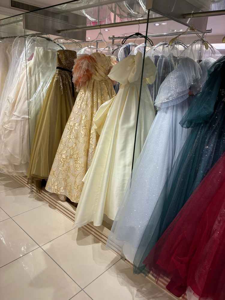 新婦の衣装部屋。ディズニーのドレスもある