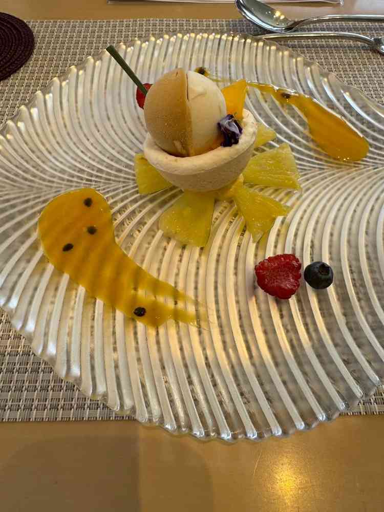 遊び心のあるデザートでした。器の部分は食べにくかったです。