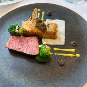 お肉料理の写真です。