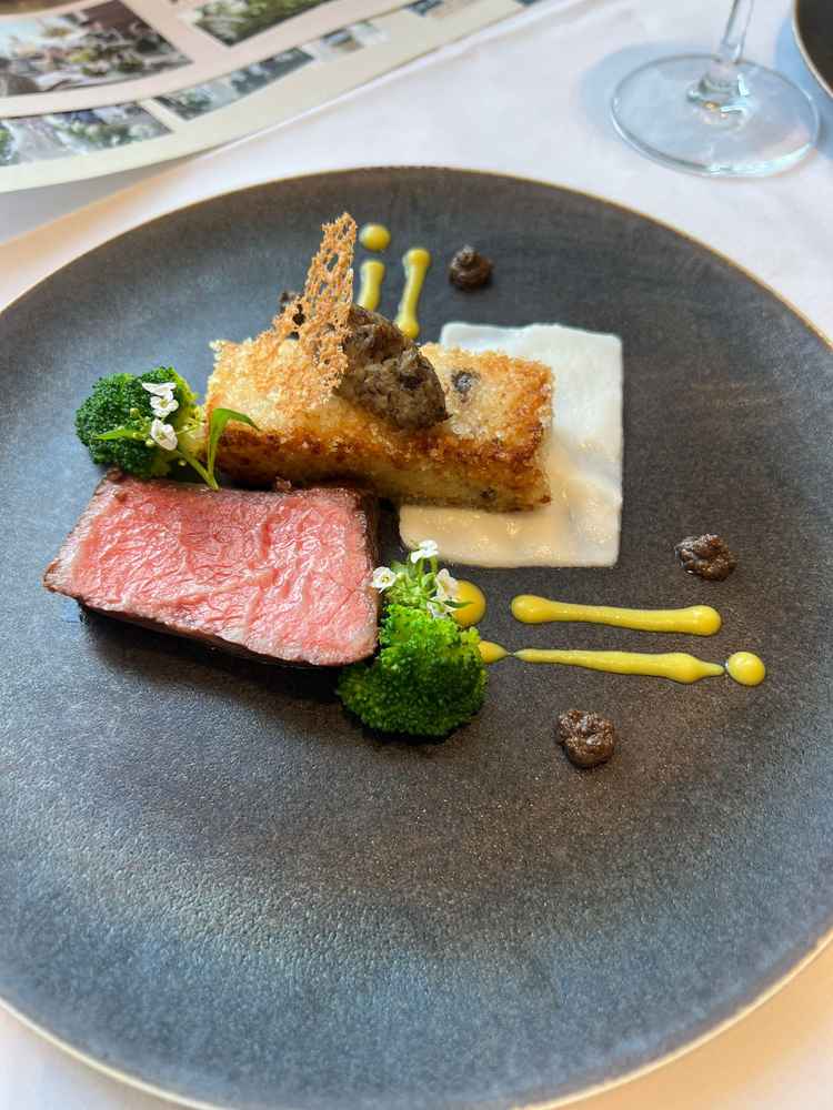 お肉料理の写真です。