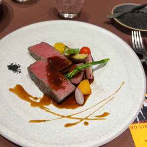 こちらはお肉料理。大きくて柔らかくていくつかの会場で牛フィレ肉はいただきましたが、ここが1番でした。