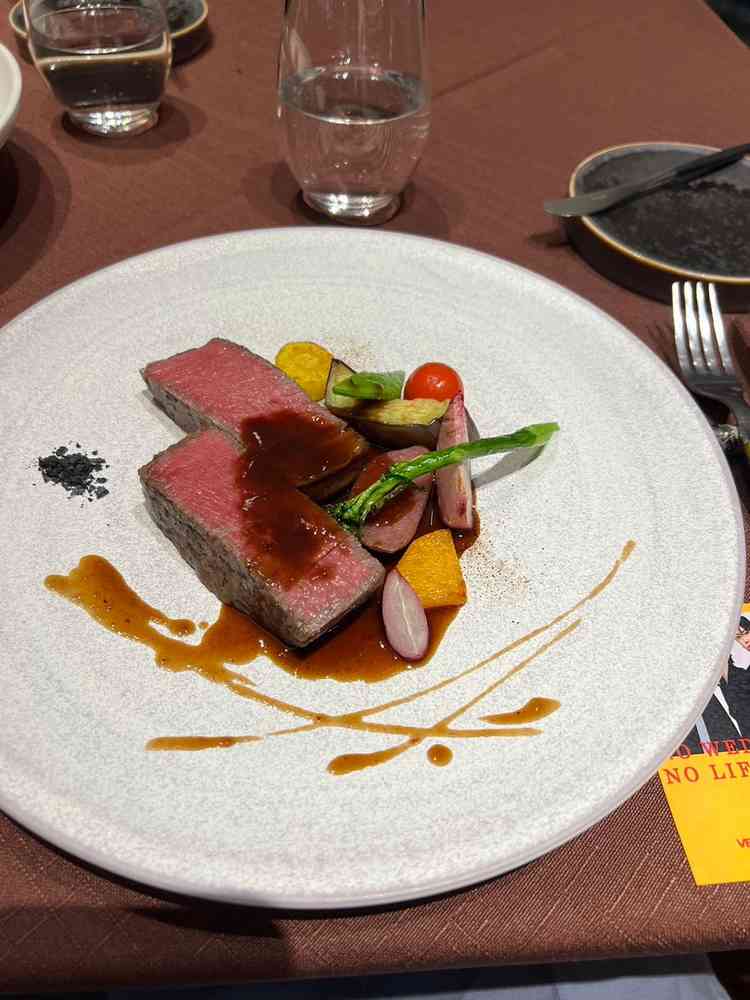 こちらはお肉料理。大きくて柔らかくていくつかの会場で牛フィレ肉はいただきましたが、ここが1番でした。