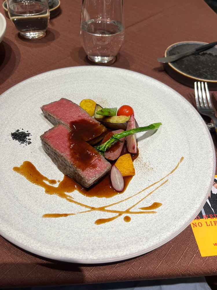 こちらはお肉料理。大きくて柔らかくていくつかの会場で牛フィレ肉はいただきましたが、ここが1番でした。