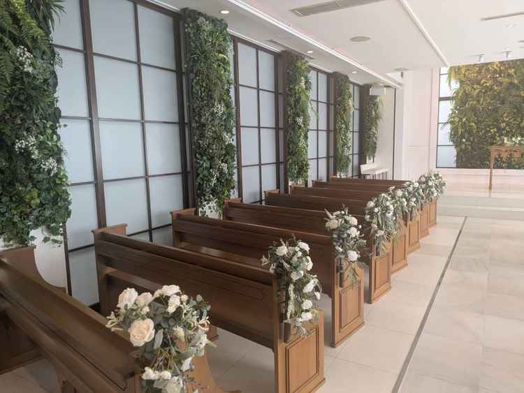 屋内チャペルの座席、光が差し込む