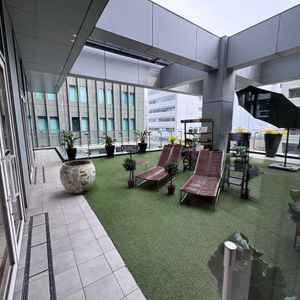 都会なのに外の休憩スペースがあり少しリラックスできる空間があるのは良いと思った。