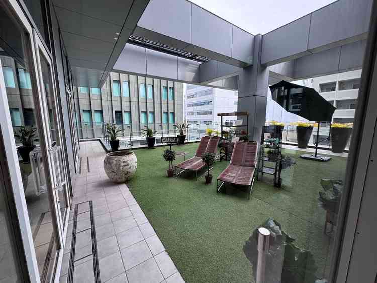 都会なのに外の休憩スペースがあり少しリラックスできる空間があるのは良いと思った。