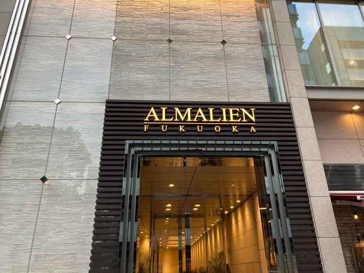 外観の写真。大通りに面しており、迷うことはないと思います。