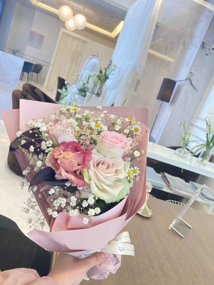 詳しくお話をしてくれるお部屋は、とても落ち着ける雰囲気で、お花のプレゼントもしてくれた。