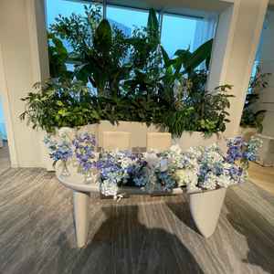 披露宴の際の、新郎新婦の席。たくさんのお花が飾られ綺麗でした。