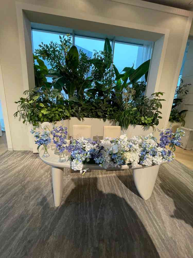 披露宴の際の、新郎新婦の席。たくさんのお花が飾られ綺麗でした。