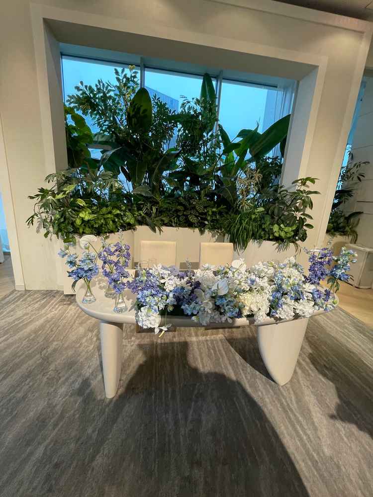 披露宴の際の、新郎新婦の席。たくさんのお花が飾られ綺麗でした。