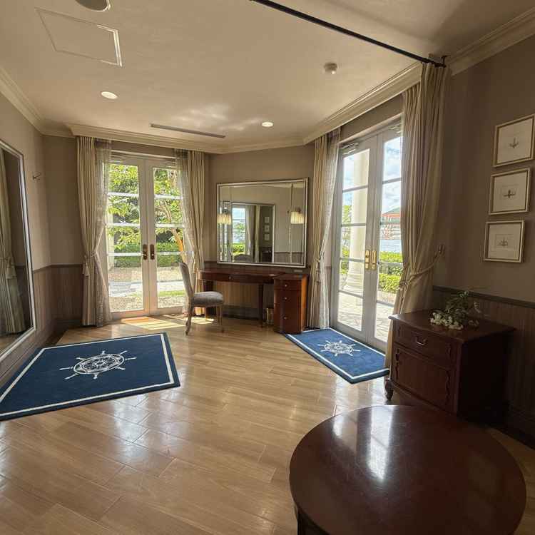 新郎新婦の控室。光も入って開放的。広くてゆっくり準備ができそう。