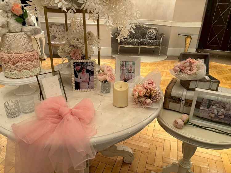 披露宴会場のウェルカムスペース。沢山持ち込みアイテムを開けるようなスペースがありました。