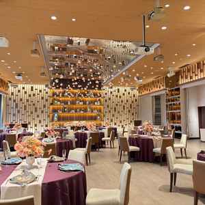 クラブという披露宴会場では、レーザービームの演出ができるらしいです。