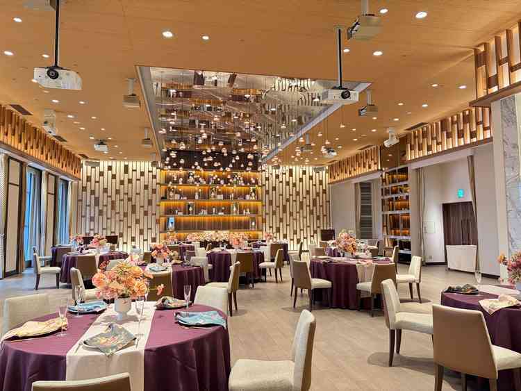 クラブという披露宴会場では、レーザービームの演出ができるらしいです。