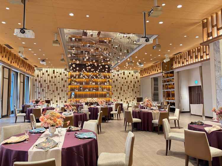 クラブという披露宴会場では、レーザービームの演出ができるらしいです。