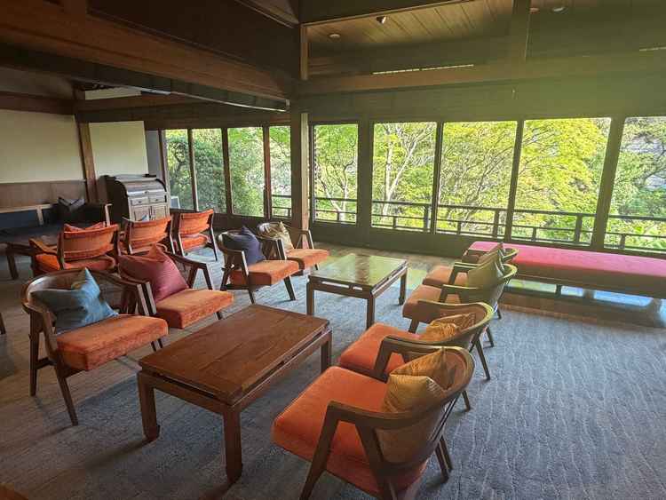 待合室の調度品もおしゃれで緑とオレンジのコントラストが素敵でした。