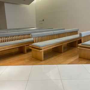 このななめの椅子にすわることによって新郎新婦を最初から最後まで見ることが出来るらしいです