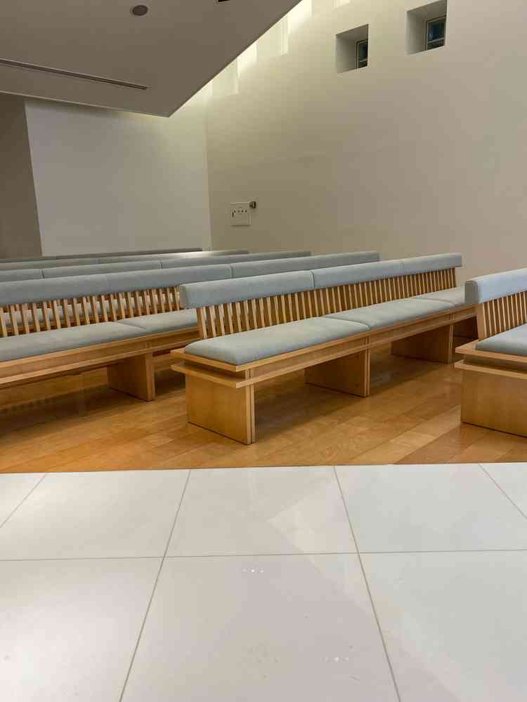 このななめの椅子にすわることによって新郎新婦を最初から最後まで見ることが出来るらしいです