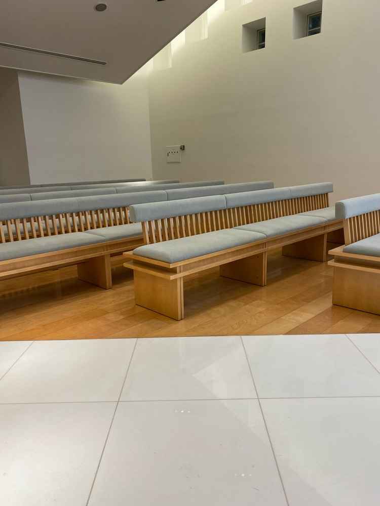 このななめの椅子にすわることによって新郎新婦を最初から最後まで見ることが出来るらしいです