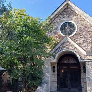 木がベースのチャペルの外観。緑が生い茂っていて、自然を感じられる。