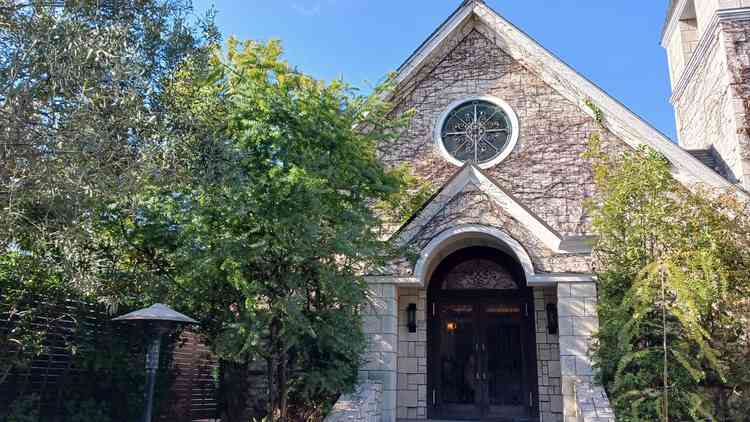 木がベースのチャペルの外観。緑が生い茂っていて、自然を感じられる。