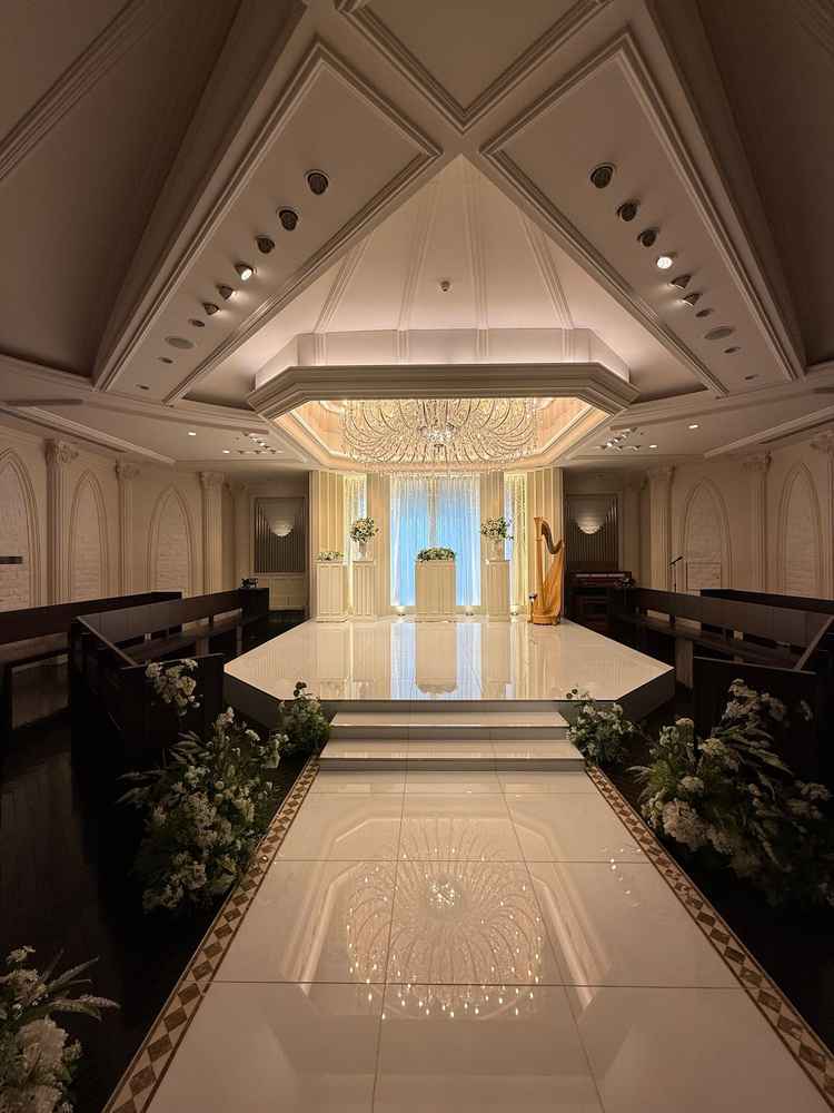 チャペル。対面式の座席がとてもよかった。その分バージンロードが短いよう。