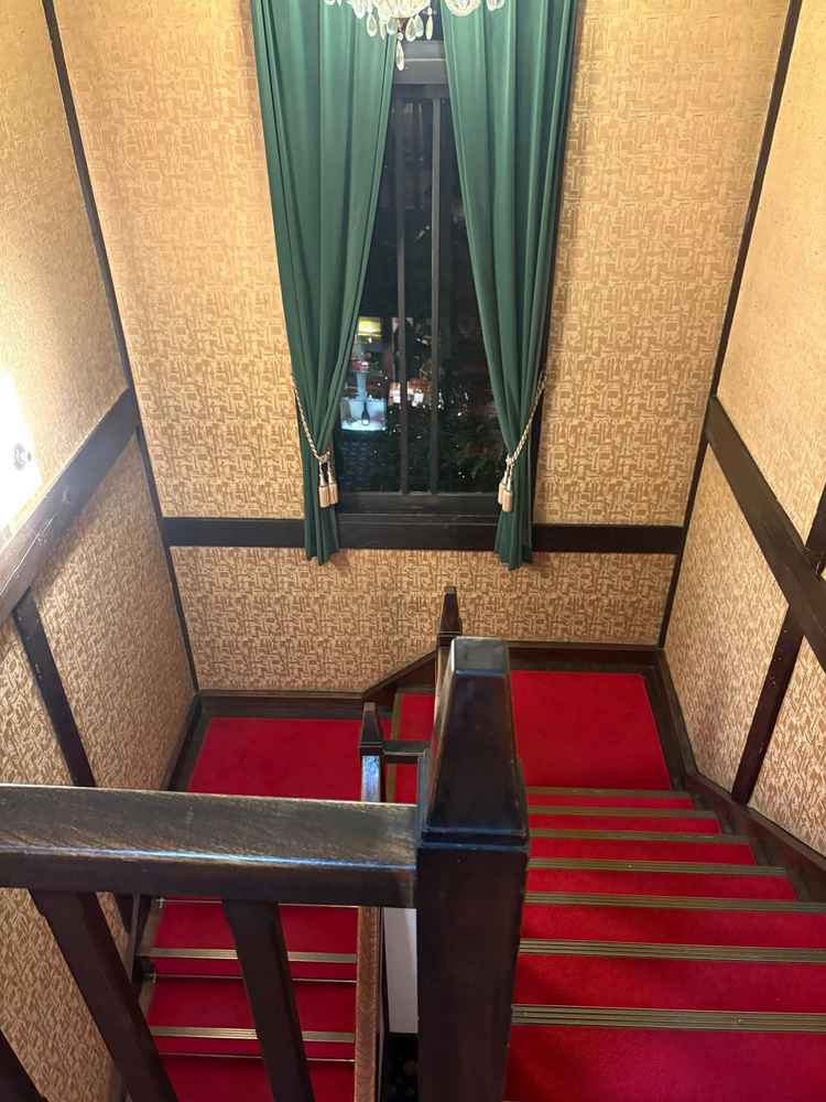 控室から会場に向かうまでの階段の写真。レトロな雰囲気で写真映えしそうです。