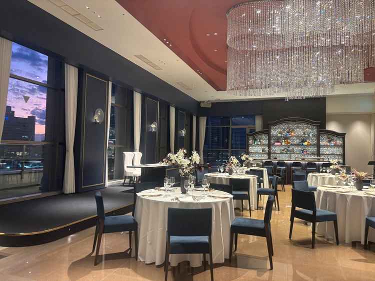 披露宴会場が大人っぽいネイビーで雰囲気がとても好きでした。