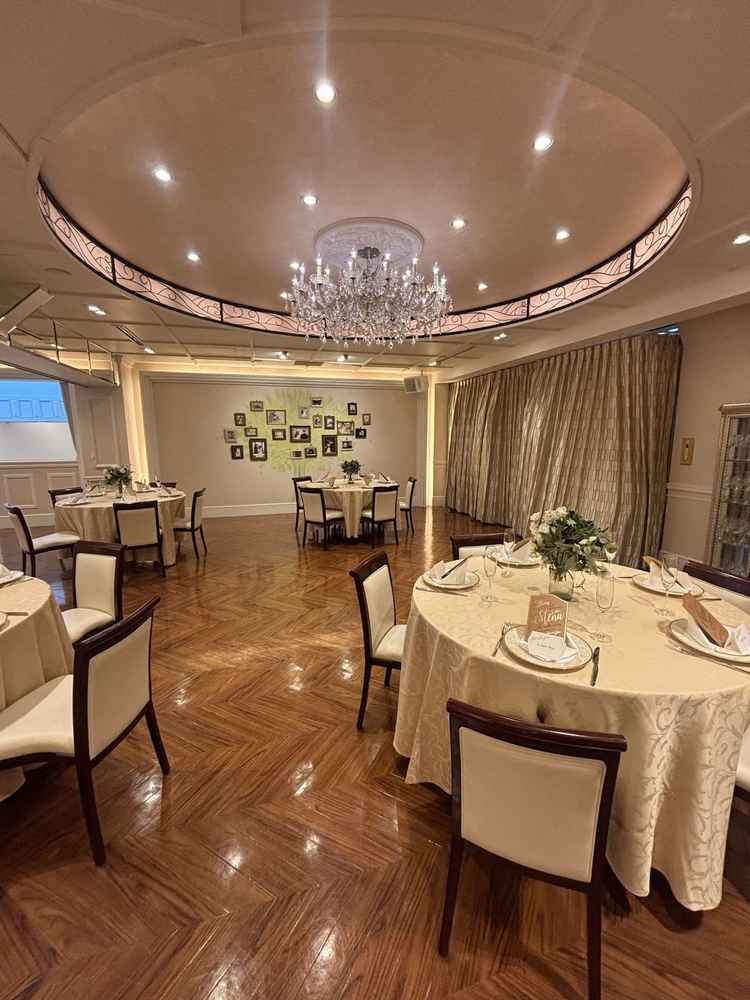 会食会場です。2階にあるので、下にあるチャペルを見ることができます。