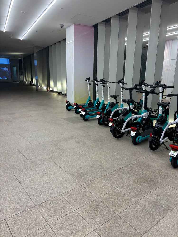 参列者が入口から入る前に必ず通る場所にLOOPがあった。少し雰囲気が壊れてしまう気がする。