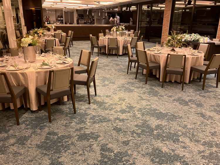 披露宴会場。奥にはキッチンがある。高砂の後ろは海、反対側の壁は鏡張りで、背を向けていても景色楽しめる