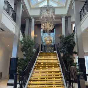 登場の演出がとても良かったです。1個目の披露宴会場と比べて狭いのがネックに感じました。