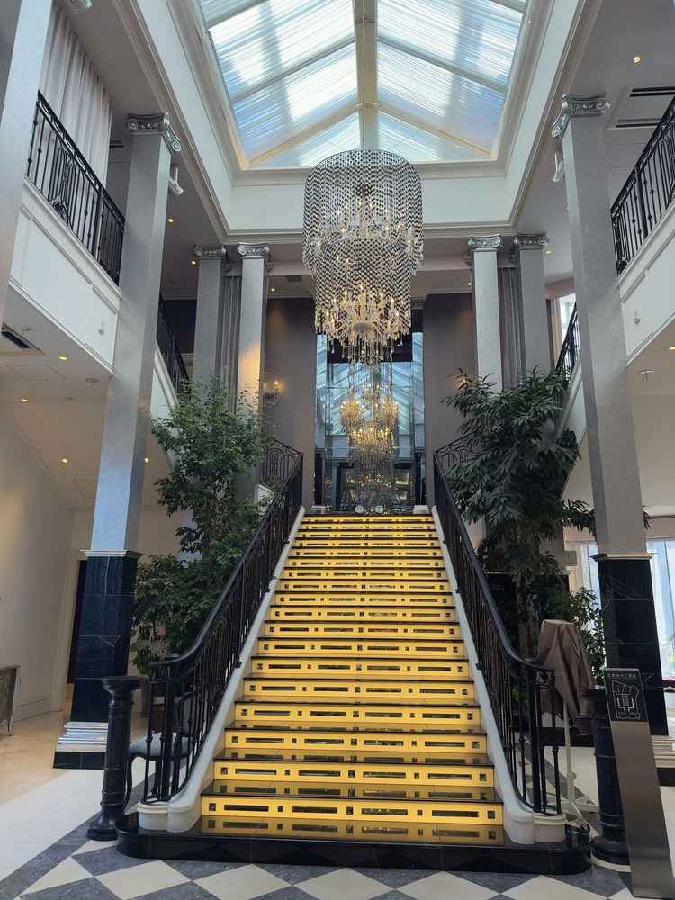 登場の演出がとても良かったです。1個目の披露宴会場と比べて狭いのがネックに感じました。