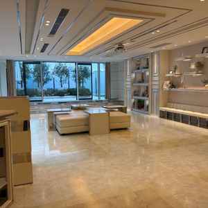 チャペル前ウェルカムスペース。下のロビーだけではなく、表参道でこれだけ広々とあることに感動した。