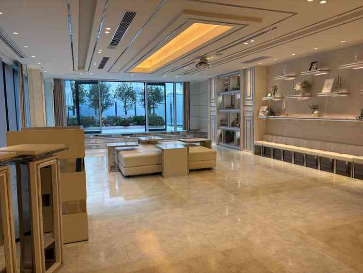 チャペル前ウェルカムスペース。下のロビーだけではなく、表参道でこれだけ広々とあることに感動した。