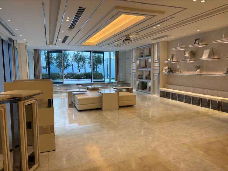 チャペル前ウェルカムスペース。下のロビーだけではなく、表参道でこれだけ広々とあることに感動した。