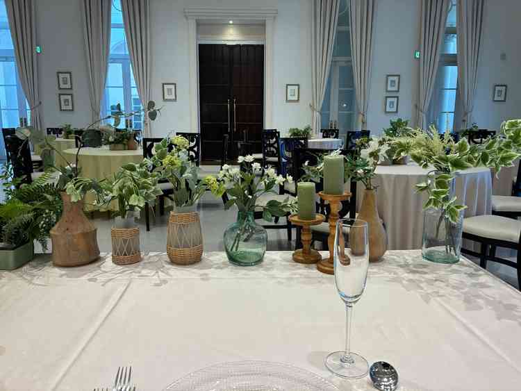 パーティ会場のメインテーブルからの景色、ゲストと同じ目線になっており、距離感が近い。