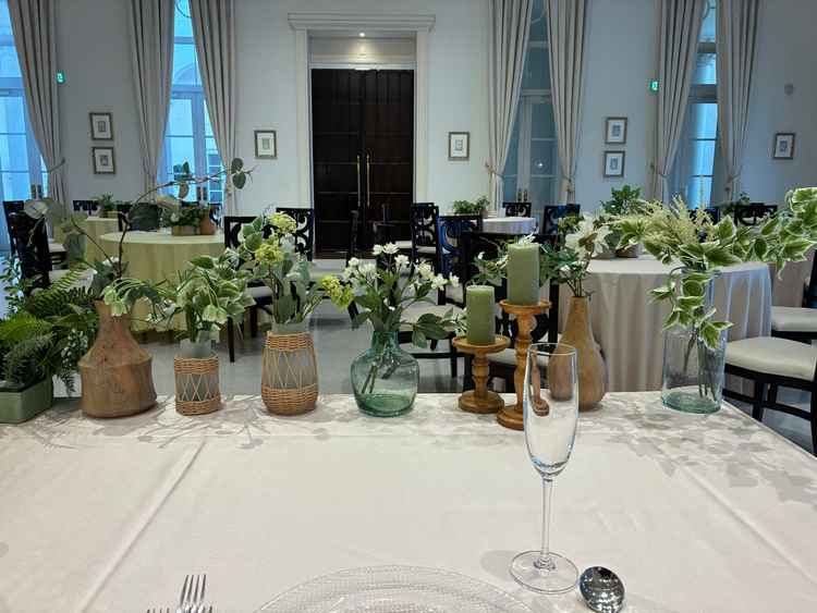 パーティ会場のメインテーブルからの景色、ゲストと同じ目線になっており、距離感が近い。