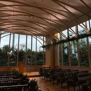 雨の日で、午前中に伺いました。チャペルの外には植木があって、直接雨が窓ガラスに当たらないそうです。