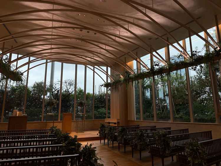 雨の日で、午前中に伺いました。チャペルの外には植木があって、直接雨が窓ガラスに当たらないそうです。