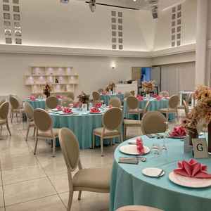 天井が高く開放感のある披露宴会場