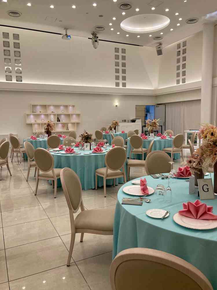 天井が高く開放感のある披露宴会場