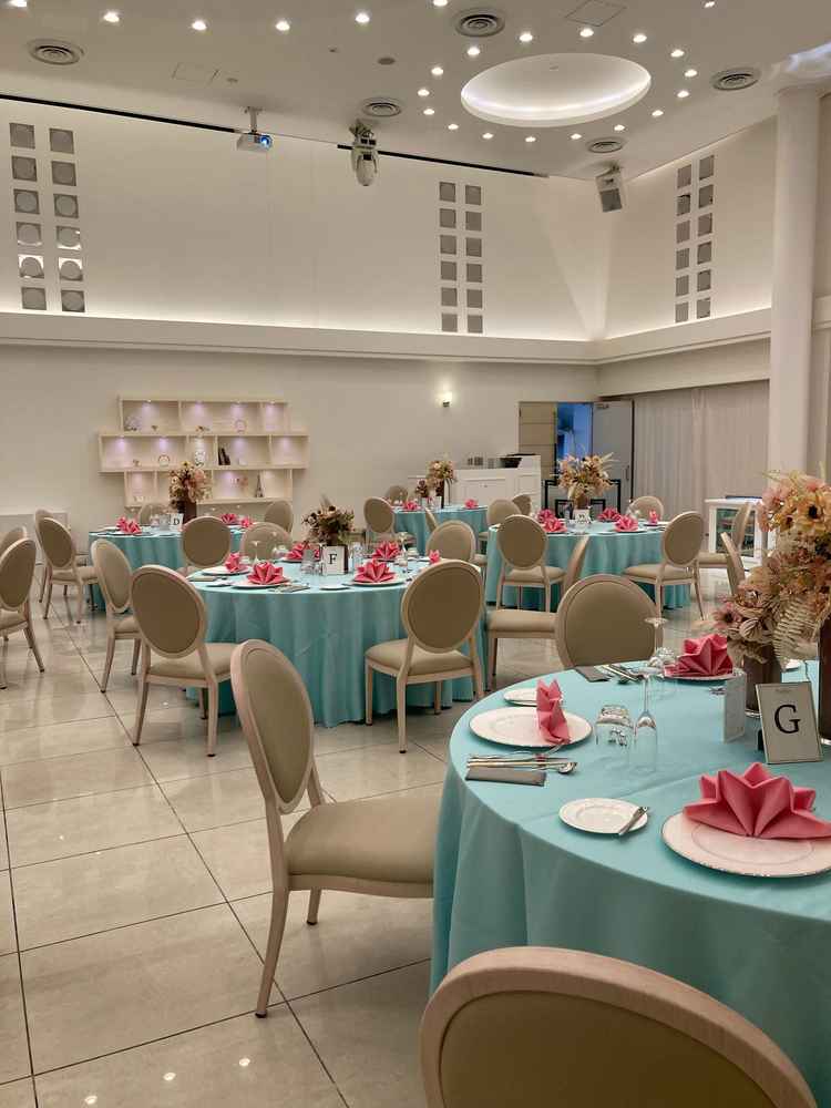 天井が高く開放感のある披露宴会場