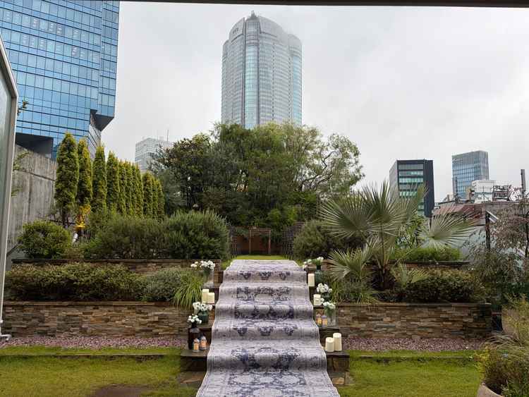 外の挙式会場、雨のため外には出られず。思ったよりビルが近い。