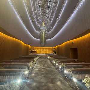 天井が高く、珍しいタイプのチャペル。