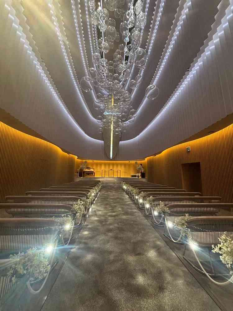 天井が高く、珍しいタイプのチャペル。