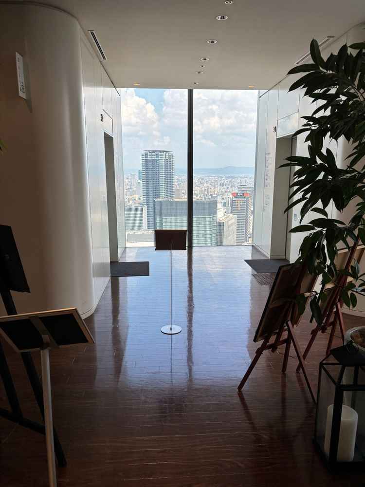 33階の高さにあり、エレベーターを出た途端景色が素晴らしかったです