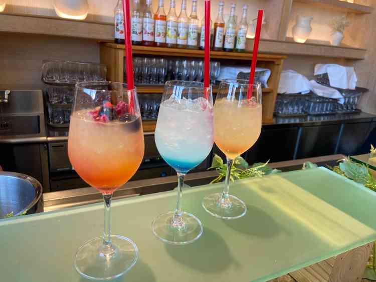ウェルカムパーティで提供されるオリジナルカクテル。コンセプトも味も抜群。