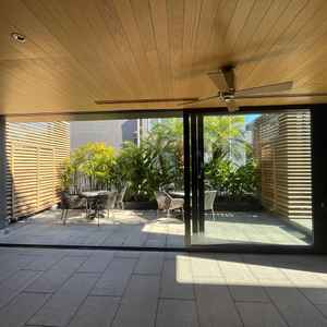 チャペルに入る前のエントランスでも緑を感じられる。